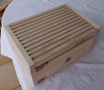 Fertige Brotdose aus Zirbenholz mit Schneidbrett