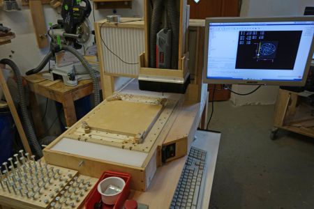 Nach der Konstruktion mittels CAD-Programm, wurden die Teile mit der CNC Fräse (Solidis) ausgefräst