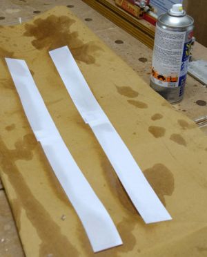 Papierschablone mit Kreisbogen mit Sprühkleber versehen