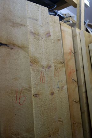 Die Holzbreiten mittels Signierkreide angeschrieben 