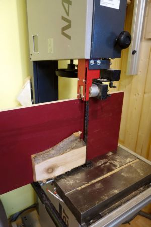 Ein vorhandener Ast wurde auf ca 20mm Stärke gesägt