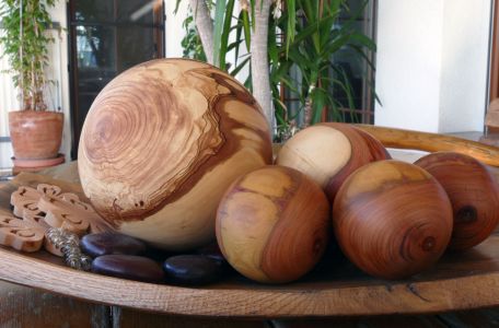 Holzkugeln aus Apfel (17cm), Marillen (8cm) und Zwetschge (12cm)