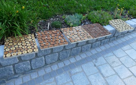 Fünf Deckel mit Astscheiben für die Holzsäulen