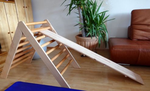 Kletterdreieck mit Rutsche