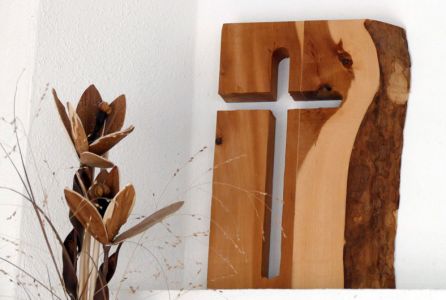 Gefrästes Kreuz aus Zirbenholz