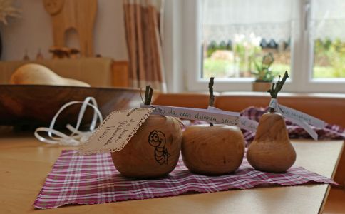 Hochzeitsgeschenk. Zwei gedrechselte Äpfel und eine Birne jeweils aus Vogelbeerholz