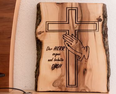 Beschriftetes Kreuz auf einem Apfelbaumholz