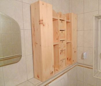 WC-Schrank aus Resten von Zirbenholz